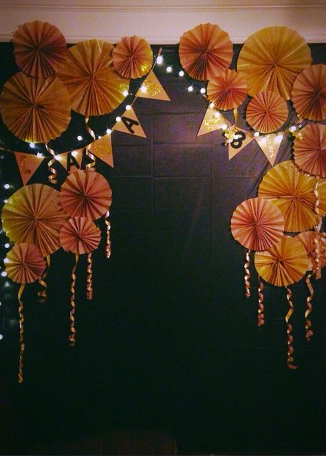 Tissue Paper Decorations Backdrop, Backdrop For Thanksgiving, Friendsgiving Photo Backdrop Ideas, Black Photobooth Backdrop, Fall Back Drops For Pictures Diy, Easy Photo Booth Ideas, Fall Photo Backdrop Diy Indoor, Fall School Dance Decorations, Easy Fall Photo Backdrop