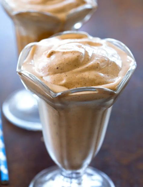 Peanut Butter Frosty - NO Banana Required! Peanut Butter Fudge Bars, Chocolate Frosty Recipe, Healthy Peanut Butter Recipes, Peanut Butter Powder Recipes, Peanut Butter Milkshake, Avocado Smoothie Recipe, Low Carb High Protein Recipes, Frozen Ice Cream, Chocolate Frosty