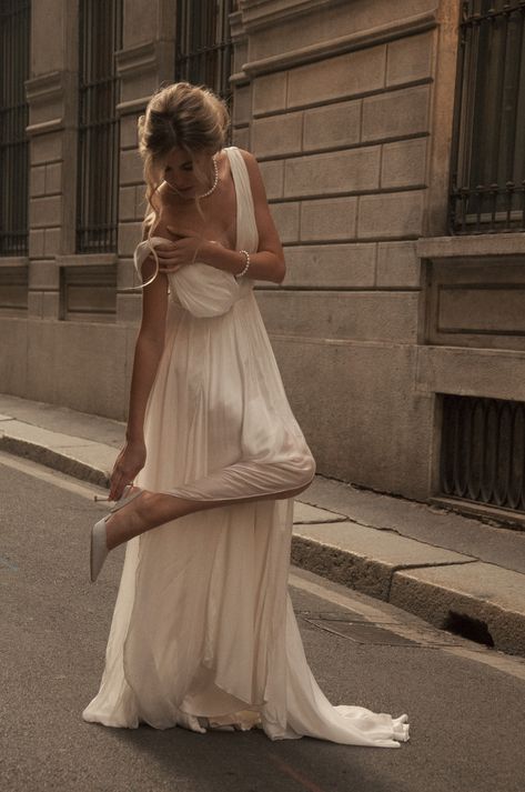 Slouchy Wedding Dress, Minimalist Boho Wedding Dresses, Silk Beach Wedding Dress, Greek Wedding Dress Goddesses, Aesthetic Beach Wedding, Simple Flowy Wedding Dress, Mamma Mia Wedding Dress, Wedding Dress With Cape Sleeves, Beach Wedding Dress Flowy