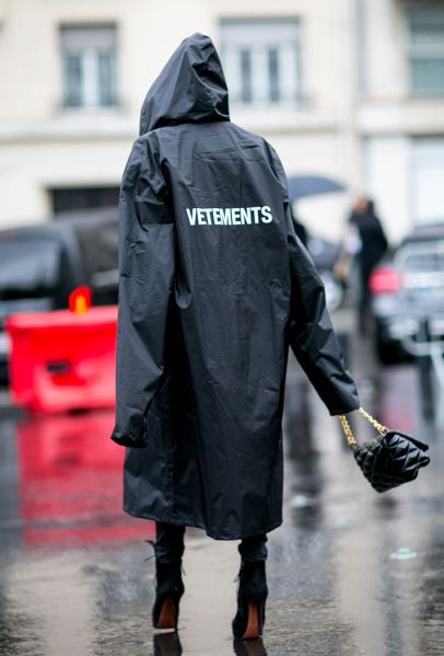 Raincoat Street Style, Vetements Hoodie, Outfit Ideas Street Style, Street Style Ideas, Street Style Fall, Paris Fashion Week Street Style, Looks Street Style, Style Fall, Autumn Street Style