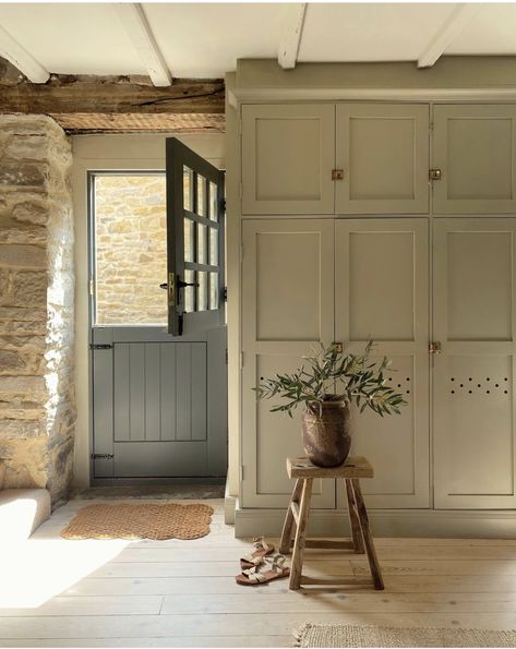 English Countryside House Exterior, English Farmhouse, English Cottages, Casa Country, Mudroom Design, Blue Cottage, Cottage Interior, Butler Pantry, Cottage Interiors