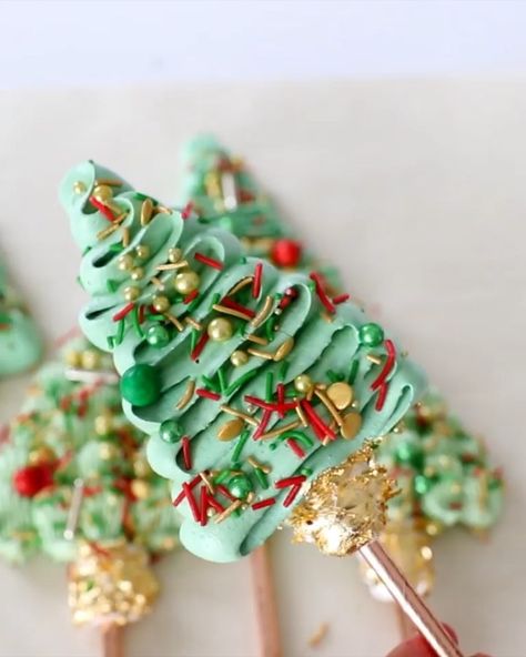 | Christmas tree meringue pops 🎄✨ These so are super easy and tbh, I took lazy to another level by not colouring my meringue for the tree… Merange Cookies, Christmas Meringues, Merengue Pops, Christmas Tree Meringue, Merengue Cookies, Tree Meringue, Edible Gifts Homemade, Meringue Christmas, Meringue Pops