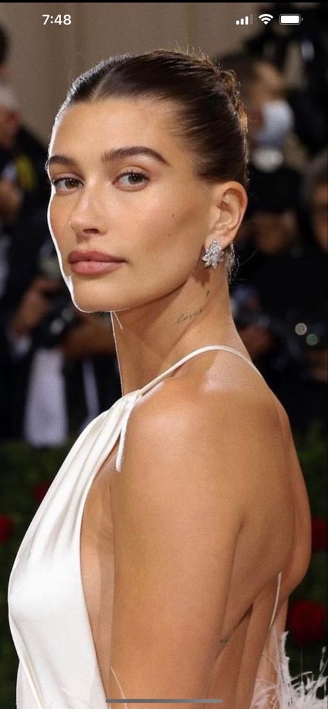 Hailey Bieber Makeup Looks, Haley Bieber Wedding Makeup, Hayley Bieber Wedding Make Up, Hailey Beiber Eye Makeup, Gala Make Up, Hailey Bieber Clean Makeup, Hailey Bieber Met Gala, Hailey Bieber Makeup, Hailey Bieber Red Carpet