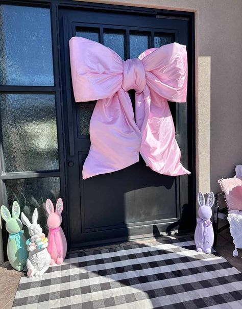 How to Make a Giant Fabric Wall Bow for Party Decor Bow Party Decor, Pink Bow Party, Giant Bow Diy, Bow Party Theme, Diy Giant Bow, Bow Themed Party, Bow Baby Shower Theme, Wedding Recovery, Black Christmas Tree Decorations