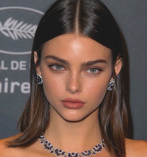 Kendall Jenner Morphed Face, Kelly Jenner, Meika Woollard, Kendall Jenner Face, Slim Face, Scarlett Leithold, Natural Prom Makeup, Best Wedding Guest Dresses, Slimmer Face