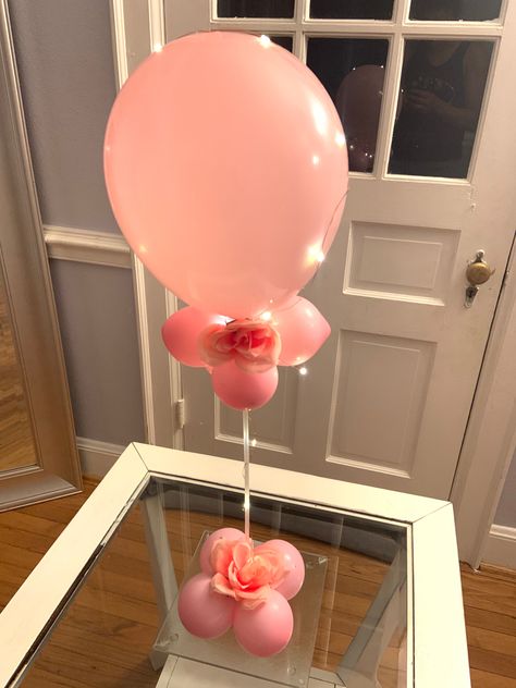 Balloon Table Stand, Balloon Stand Centerpiece, Ballon Centre Piece, Balloon Stand Ideas, Balloons On Sticks, Balloon Centerpieces Diy, Balloon Topiary, Starry String Lights, Balloon Tree