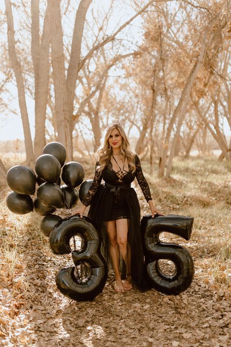 35th Birthday Photoshoot Ideas For Women, 35 Years Photo Shoot Ideas, 40 Year Old Picture Ideas, Turning 40 Photo Shoot Ideas Outside, 30th Birthday Ideas For Women Halloween, 35 Birthday Photo Shoot For Women, 30 Year Old Birthday Photo Shoot, Outdoor Boidour Poses, Birthday Photoshoot For Women