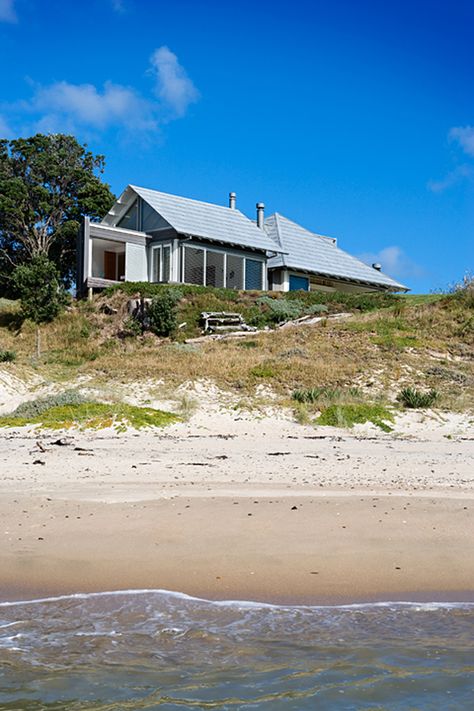 Kuaotunu Beach House with incredible views House By Beach, Beach House Tour, New Zealand Beach, Prefab Houses, Beachfront House, Coastal Beach House, Dream Beach Houses, Cottage By The Sea, House Beach