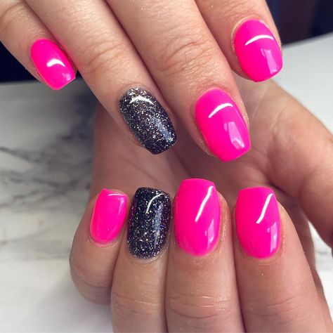 Hot Pink And Black Nails Acrylics Short, Dip Nail Ideas Pink, Bright Pink And Black Nails, Black Hot Pink Nails, Black And Neon Pink Nails, Hot Pink Black Nails, Pink And Black Nails Short, Pink And Black Nail Ideas, Nail Designs Short Square