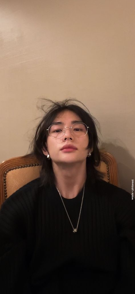 Hyunjin Bf Wallpaper, Barefaced Hyunjin, Skz In Cute Hyunjin, Kpop Guys Wallpaper, Stz Wallpapers, Hyunjin Shirtless Pic, In Wallpaper Skz, Hyunjin Full Body Photo, Stray Kids Wallpaper Hyunjin