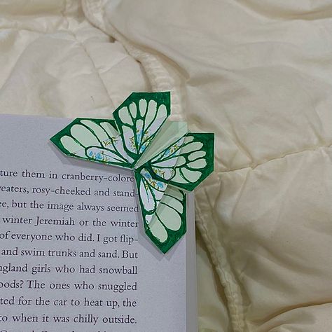 Cute Paper Bookmark Ideas, Handmade Bookmarks Diy Butterfly, Paper Butterflies Aesthetic, Cute Bookmarks Diy Origami, Origami Butterfly Aesthetic, Butterfly Markbook, Green Aesthetic Bookmark, Butterfly Paper Bookmark, Origami Bookmark Ideas