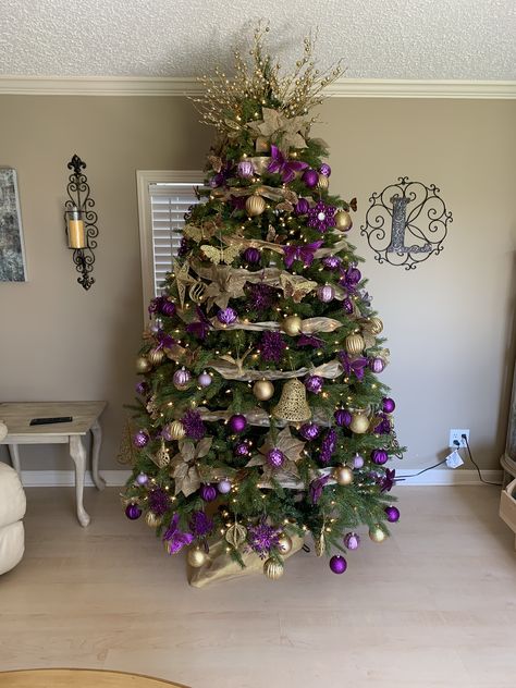 Purple And Green Christmas Decor, Purple And Gold Christmas Tree, Purple Christmas Tree Decorations, Deco Violet, Purple Christmas Tree, Gold Christmas Tree Decorations, Fur Tree, Christmas Themes Decorations, Gold Christmas Decorations