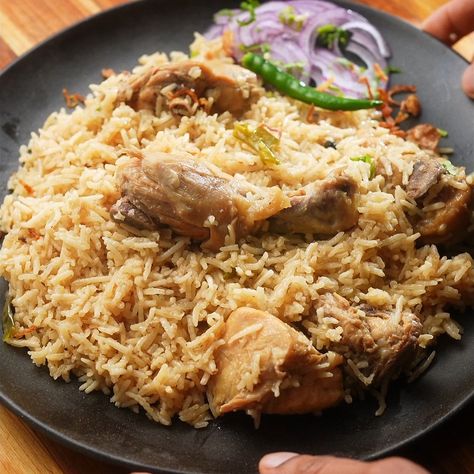 Afghanistan Rice Recipes, Afghan Food Recipes Afghanistan, Chicken Afghani, Afghani Chicken, Afghani Chicken Recipe Video, Chicken Pulao Recipe, Chicken Kabuli Pulao Recipes, Chicken Pulao, Whole Spices