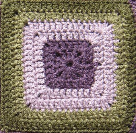 simple granny square Granny Square Pattern Free, Granny Square Haken, Crochet Classes, Crochet Blocks, Crochet Square Patterns, Square Crochet, Granny Squares Pattern, Crochet Motifs, Granny Square Crochet Pattern