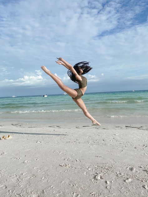 split leap Splits Aesthetic Beach, Splits Aesthetic, Person Template, Visualization Board, Online Vision Board, Future Board, Middle Splits, Dance Motivation, Dance Pics