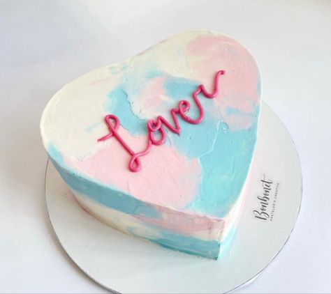 by: @bonbonet.mid Taylor Swift Lover Cake Ideas, Bolo Taylor Swift, Birthday 28, Lover Cake, Taylor Swift Cake, Taylor Swift Birthday Party Ideas, Taylor Swift Party, Taylor Swift Birthday, Heart Shaped Cakes