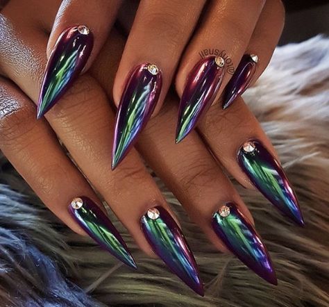 Oil slick chrome holographic stiletto nails Red Chrome Nails, Gold Chrome Nails, Unghie Nail Art, Chrome Nail Art, Chrome Nails Designs, Stiletto Nail Art, Colorful Nail, Her Nails, Shiny Nails