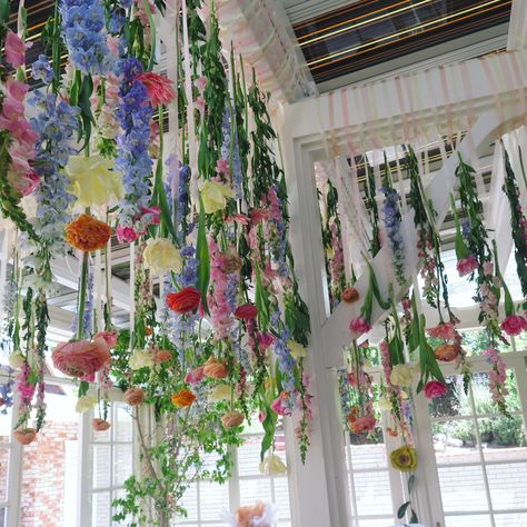 Hanging flower. Bridal shower. April bridal shower. Tea party bridal shower Spring Graduation Party, Spring Fling Party, Flower Bridal Shower, Pastel Wedding Theme, Bridal Shower Tea Party, Tea Party Bridal, Garden Baby Showers, Garden Party Birthday, Bridal Shower Flowers