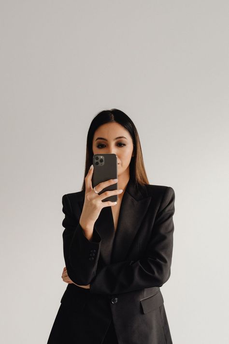 Online Coach Photoshoot, Ceo Pictures, Personal Brand Shoot, Social Media Photoshoot, Personal Photoshoot Ideas, Dark Classy Aesthetic, Female Boss Aesthetic, Photoshoot Ideas Business, Boss Lady Photoshoot