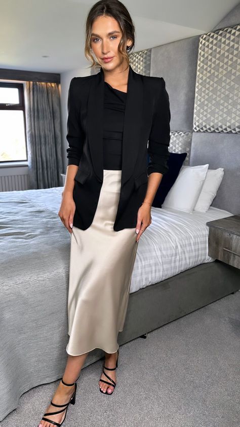 What Em Wore, Silk Skirt Outfit, Beige Midi Skirt, Satin Skirt Outfit, Rok Outfit, Ruched Sleeve Blazer, Looks Pinterest, Ruched Sleeve, Event Outfit