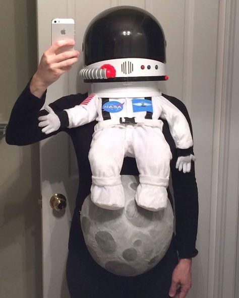 Prego costume. Man on the moon Creative Ugly Christmas Sweater, Space Costumes, Clever Costumes, Moon Costume, Pregnancy Costumes, Pregnant Halloween Costumes, Halloween Costumes To Make, Astronaut Costume, Something Creative