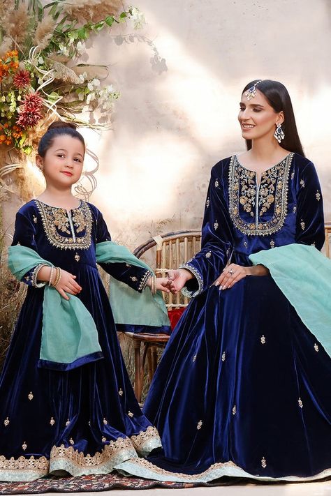 Mother Daughter Twinning, Mommy Daughter Dresses, Simple Dress Casual, Mom Daughter Outfits, Mother Daughter Matching Outfits, Embroidered Velvet, Abayas Fashion, Dresses Kids Girl, Girl Mom