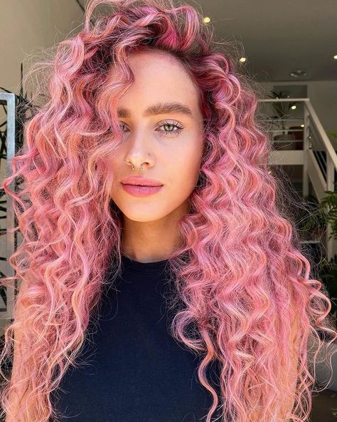 Pink Hair Spray, Curly Pink Hair, Pink Blonde Hair, Wedding Hairstyles Medium Length, Colored Curly Hair, Long Hair Color, Hair Color Pink, Curly Hair With Bangs, School Looks