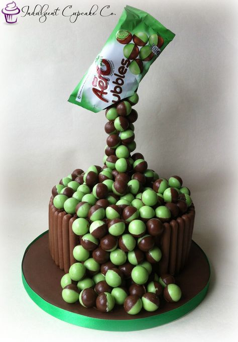 ''Mint aero bubbles'' gravity cake.......... Mint Aero Birthday Cake, Mint Aero Cake, Aero Cake, Maltese Cake, Gravity Cakes, Anti Gravity Cake, Torte Creative, Mint Cake, Organised Housewife