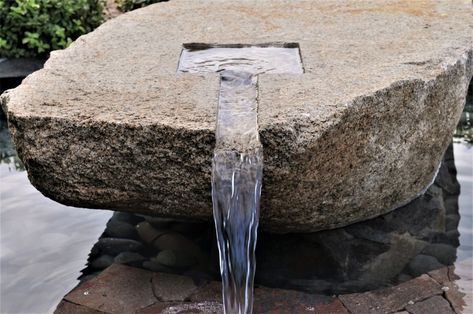 Zen Garden Design Landscaping, Courtyard Modern, Modern Zen Garden, Japanese Courtyard, Modern Japanese Garden, Stone Water Features, Modern Water Feature, Kolam Koi, Taman Air