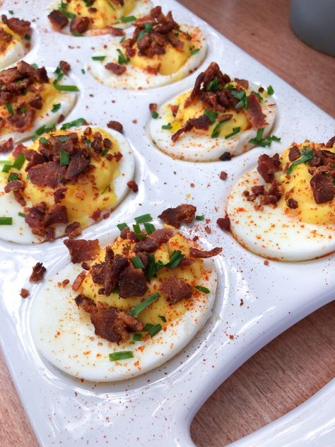 Bacon and Chive Deviled Eggs Kentucky Derby Appetizers, Derby Food, Kentucky Derby Food, Eggs With Spinach, Perfect Deviled Eggs, Derby Party Food, Spinach And Bacon, Kentucky Derby Party Food, Peeling Hard Boiled Eggs