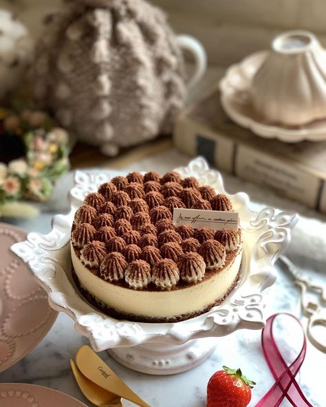 Banoffee Cake Decoration, Tiramisu Cake Decoration Ideas, Tiramisu Decoration Ideas, Tiramisu Cake Decoration, Tiramisu Cake Aesthetic, Tiramisu Wedding Cake, Tiramisu Design, Dessert Shooters Recipes, Fruit Cake Design