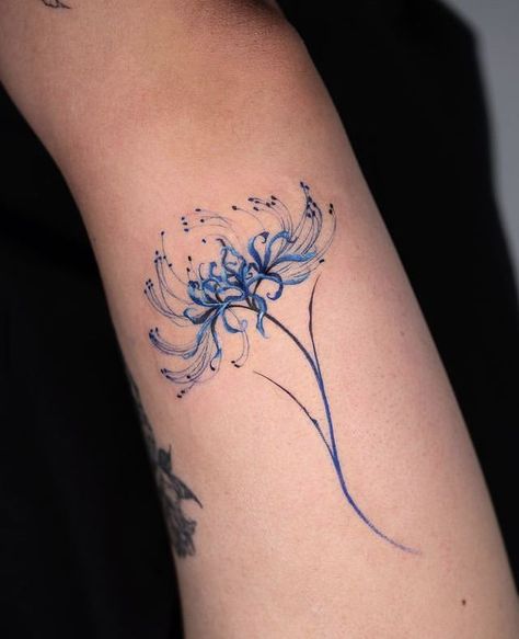 Blue Spider Lily Wallpaper Aesthetic, Blue Spider Lily Tattoo Design, Blue Spider Lily Tattoo, Red And Blue Tattoo, Blue Flower Tattoo, Blue Spider Lily, Blue Flower Tattoos, Blue Ink Tattoos, Slayer Tattoo