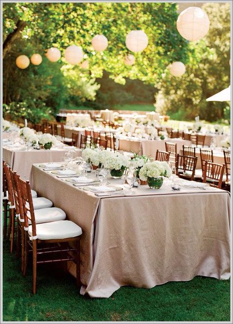 Beige wedding table cloth White Paper Lanterns, Simple Table Settings, Low Centerpieces, Last Minute Wedding, Outdoor Wedding Inspiration, Wedding Photo Gallery, Setting Ideas, Festa Party, Outdoor Reception