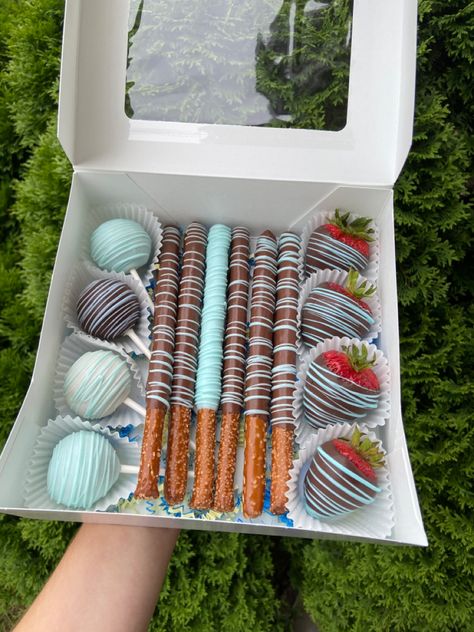 Dipped Treat Boxes, Selling Treats Ideas, Cake Pop Gift Ideas, Desert Business Ideas, Chocolate Covered Strawberries Ideas Birthday, Chocolate Covered Treat Boxes, Strawberry Box Ideas, Chocolate Covered Treats Box Ideas, Summer Treats To Sell