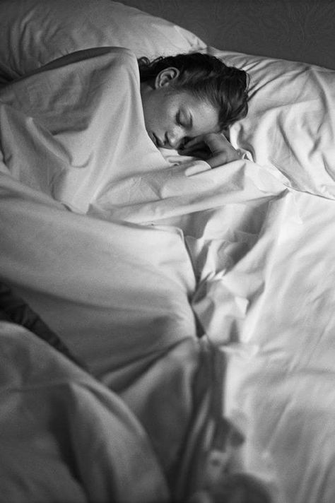 Victoria Tornegren, Woman Sleeping, Kate Moss 90s, Whats Wallpaper, Kate Moss Style, Queen Kate, Mario Sorrenti, Paolo Roversi, Patrick Demarchelier