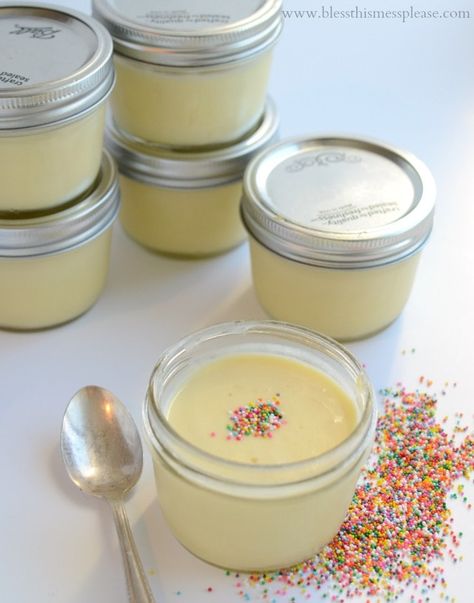 Homemade Vanilla Pudding Cups plus 11 other recipes made in a mason jar Canning Pudding, Pudding Packaging Ideas, Pudding Cups Ideas, Vanilla Pudding Cups, Puding Mangga, Diy Pudding, Homemade Vanilla Pudding, Pudding Cup, Jar Meals