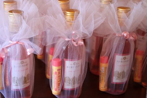 Cute baby or bridal shower favor idea - mini wine bottles and chapstick or lip gloss! Prize Ideas, Baby Shower Game Prizes, Bridal Shower Prizes, Fiesta Shower, Shower Prizes, Boy Baby Shower Ideas, Baby Shower Prizes, Creative Baby Shower, Mini Wine Bottles