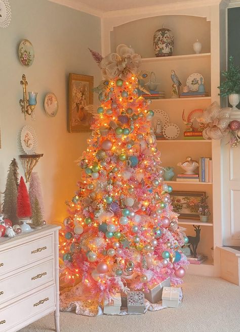 You can create a perfect pastel Christmas Decorating Theme following these simple steps. Choose one or all of these ideas for a dreamy Pastel Christmas. Grandmillennials will love how pastels Christmas ornaments and Holiday Decor enhances their Christmas Home. Pastel Themed Christmas Tree, Modern Colorful Christmas Tree, Pastel Vintage Christmas, Christmas Decor Ideas Colorful, Pastel Christmas Aesthetic, Funky Christmas Decor, Candy Themed Christmas Decor, Pink Pastel Christmas, Pastel Christmas Tree