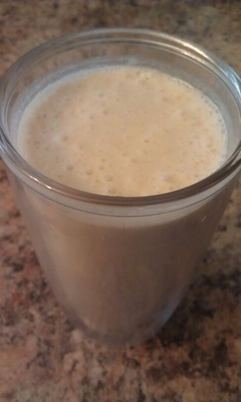 Naturally Fit Protien Shake - blend 1 frozen banana, 1 cup skim milk & 1 heaping Tbsp peanut butter with ice. Great breakfast to-go or workout boost! Protein Shake Aesthetic Gym, Protein Shake Aesthetic, Shake Aesthetic, Protien Drinks, Morning Protein, Workout Breakfast, Protein Smoothies, Protein Shake Smoothie, Extra Protein