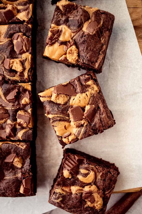 Fudgy brownies with creamy peanut butter and peanut butter cups swirled throughout. Peanut Butter Brownie Bars, Peanut Butter Cookie Brownies, Peanut Butter Drizzle Recipe, Peanut Butter Swirl Brownies, Peanut Butter Cup Brownies, Ultimate Brownies, Brownie Cups, Swirl Brownies, Peanut Butter Brownies