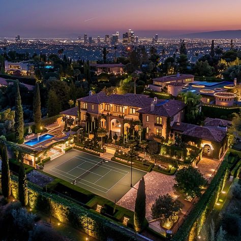 Inside LeBron James's Luxurious Los Angeles Home Los Angeles Luxury, Los Angeles Houses, Los Angeles Luxury Homes, Los Angeles Mansions, Mansion In California, Luxury Los Angeles House, Los Angeles Modern Mansion, Mansion Los Angeles, James Castle