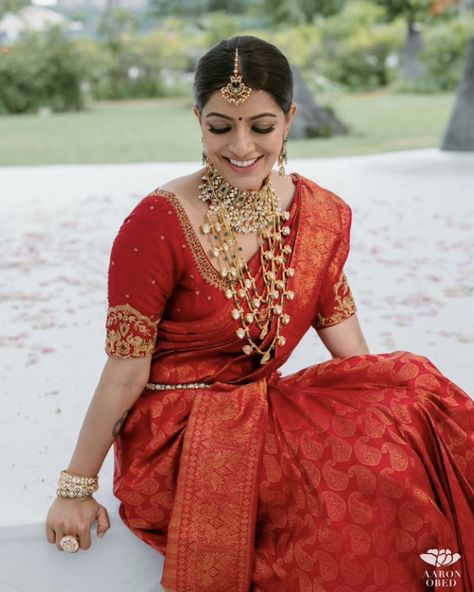 Red Colour Pattu Saree Blouse Design, Red Colour Bridal Saree, Jewellery On Red Saree, Red Saree For Bride, Red Pattu Saree Brides, Red Kanchipuram Saree Bride, Red Bridal Saree South Indian, Bridal Saree Look, Red Saree Bridal