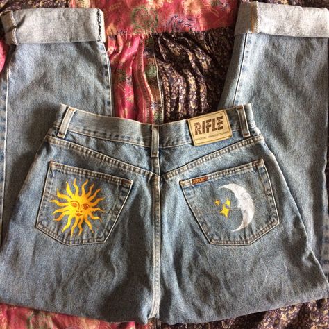 Sun And Moon Vintage, Celestial Sun And Moon, Vintage High Waisted Jeans, Ropa Upcycling, Easy Diy Clothes, Moon Vintage, Thrift Flips, Celestial Sun, Denim Art