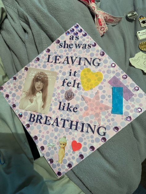 Taylor Swift Inspired Graduation Caps, Graduation Cap Designs Taylor Swift, Gemma Core, Taylor Swift Graduation Cap, Taylor Swift Graduation, Taylor Swift Grad Cap, Supermodel Aesthetic, Taylor Swift Cake, Graduation Hats