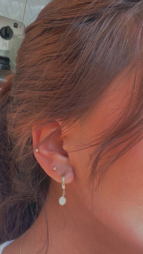 Middle Ear Piercing Stud, Mis Helix Piercing, Mid Lobe Piercing, Mid Piercing, Upper Lobe Piercing Ideas, Double Percinings Ear Ideas, Double Mid Helix Piercing, Lower Helix Piercing, Low Helix Piercing