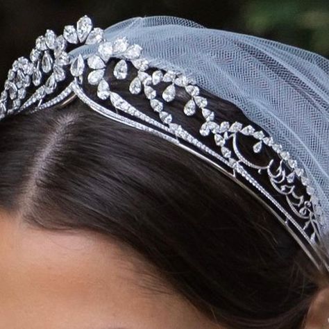 ROYALFAVOURITES on Instagram: "Princess Rajwa wore such a beautiful tiara to her wedding 😍✨ The tiara was made by Fred, and it has an arabic inscription on the sides which says "a prayer answered by God", which is so lovely. In fact, this entire wedding was lovely 🥹" Princess Rajwa, Royal Monarchy, Jordan Royal Family, Ombre Prom Dresses, Arab Wedding, Bride Tiara, Beautiful Tiaras, Queen Rania, Fancy Jewellery Designs