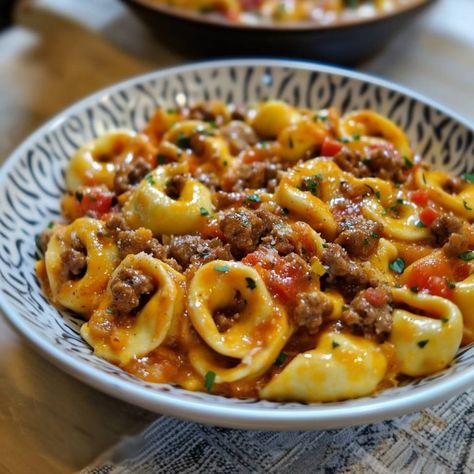 Cheeseburger Tortellini - Hamburger Tortellini Recipes, Hamburger Tortellini, Cheeseburger Tortellini, Cheesy Tortellini, Cheesy Hashbrown Casserole, Chicken Ranch Pasta, Chicken Alfredo Bake, Tortellini Recipes, Chicken Pasta Bake