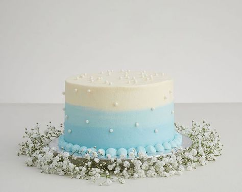 This beautiful simplistic blue pearl wedding cake is perfect for a beach themed wedding. Lola's Cupcakes have ready-made cakes to make your wedding day perfect. Find out more on Guides For Brides. #guidesforbrides #weddingcakes #weddings #ukcakes #weddinginspiration #weddingideas #cupcakes #bridetobe #pearlcake #cakeinspo Blue Cake With Pearls, Pearl Wedding Cake, Perfect Wedding Cake, Wedding Cake Pearls, Beach Themed Wedding, Cakes To Make, Wedding Cake Design, Pearl Cake, Dream Wedding Cake