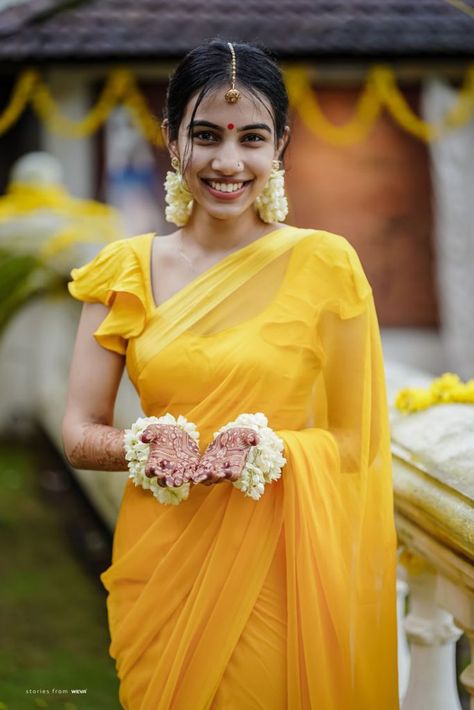 Mehndi Saree Bride, High Neck Bridal Blouse, Haldi Ceremony Blouse Designs, Simple Haldi Dress For Bride, Haldi Ceremony Outfit Saree For Bride, Halfi Outfit For Bride, Yellow Saare For Haldi Bride, Simple Haldi Outfit Ideas For Bride, Bridal Haldi Outfit Indian Saree