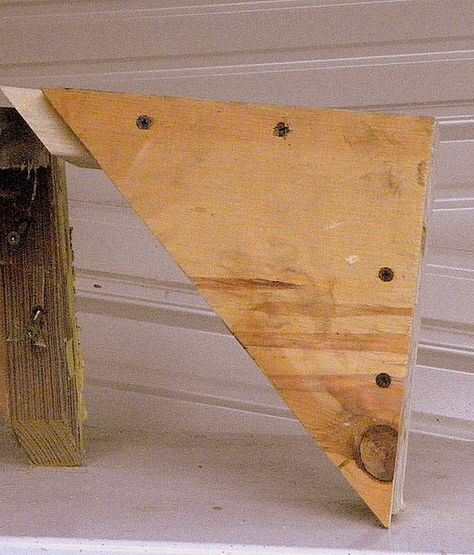 how to make 'free' brackets for sturdy shelves Diy Wooden Shelves, Wooden Shelf Brackets, Diy Shelf Brackets, Wood Shelf Brackets, Wall Shelf Brackets, Plywood Shelves, Wooden Brackets, Triangle Shelf, Shelf Furniture